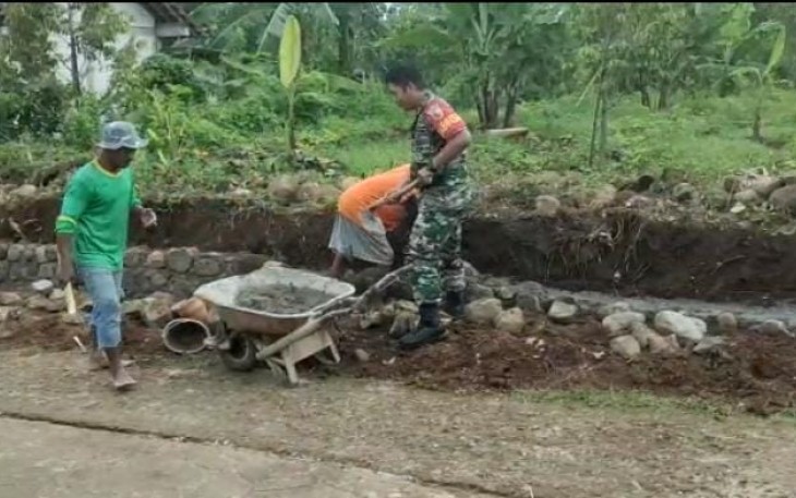 Gotong-royong perbaiki talud jalan di desa binaan