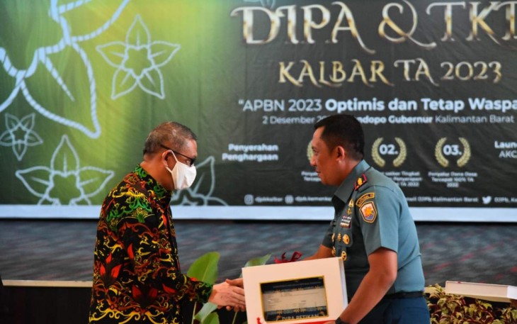 Wadan Lantamal XII Kolonel Marinir Budiarso bersama Gubernur Kalbar H Sutarmidji