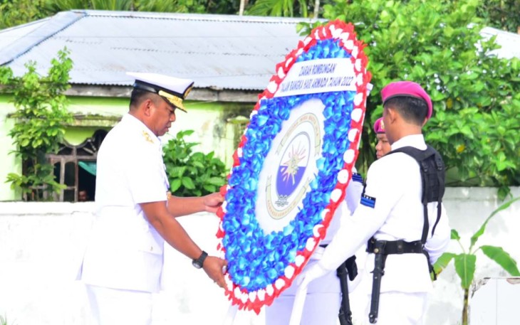 Kepala Staf Koarmada III Laksamana Pertama TNI Rudhi Aviantara saat letakkan karangan bunga di TMP Tri Jaya Sakti. Jum'at (2/12)