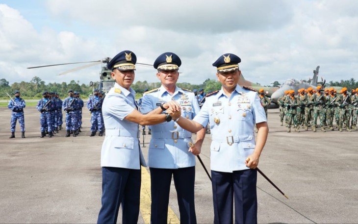 Pangkoopsud I Marsda TNI Bambang Gunarto foto bersama Danlanud Supadio usai sertijab.Kamis (1/12)