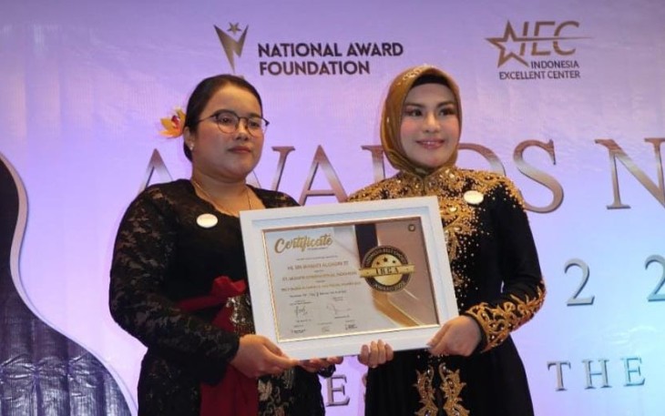 Direktur PT. MUSAFIR International Indonesia Hj. Sri Jayanti Alqadri, S.T saat menerima penghargaan sebagai Best Choice In Umroh and Haji Travel Awards 2022