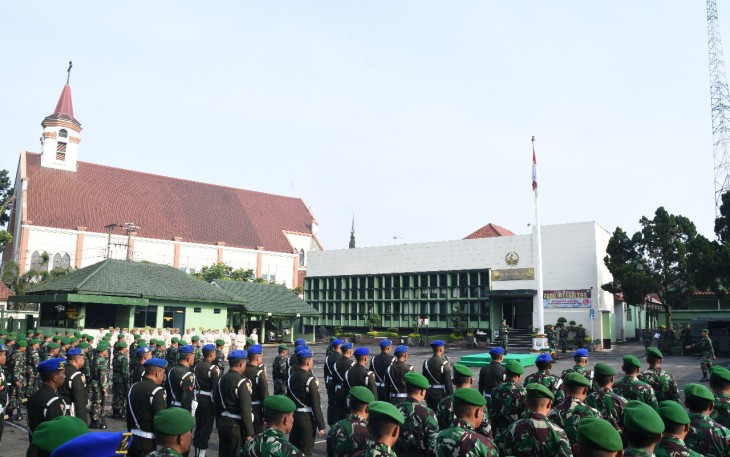 Suasana upacara bendera di Korem 073/Mkt 