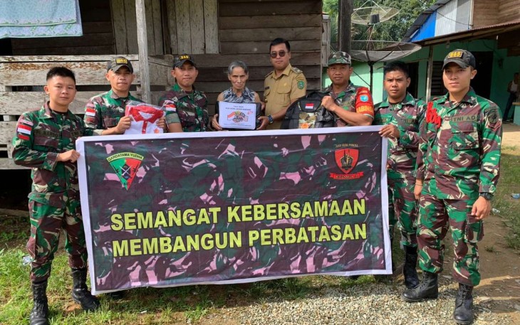 Satgas Pamtas Yonif 645/Gty saat membagikan sembako masyarakat di perbatasan 