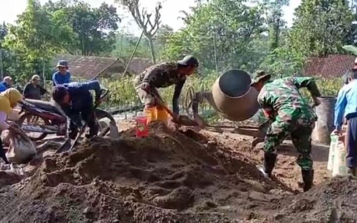 Gotong royong bersihkan lingkungan bersama warga desa binaan
