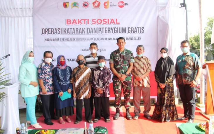 Dandim 0806/Trenggalek Letkol Kav Peddy Adi Prasetyo bersama warga pasca operasi katarak. Selasa (6/12)