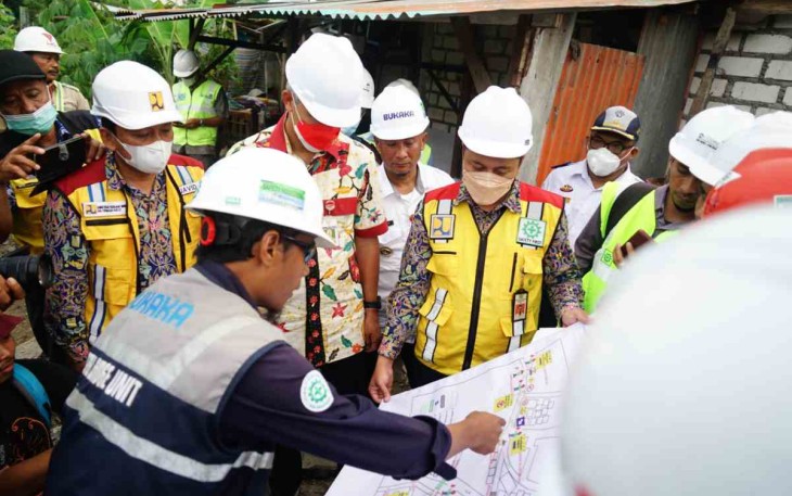 Gubernur Jateng Ganjar Pranowo ketika meninjau pembangunan jembatan Juwana