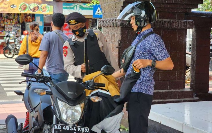 Pemeriksaan pengunjung Mako Polres Blitar Kota, Rabu (7/12)