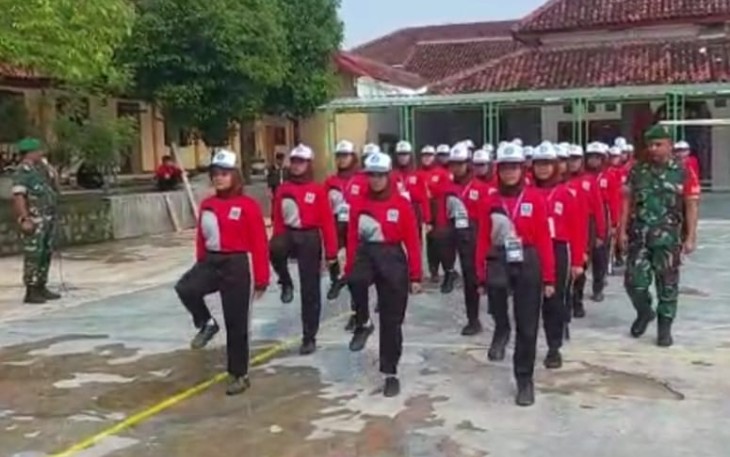 Latih siswa baris berbaris di SMKN 2 Gentong 
