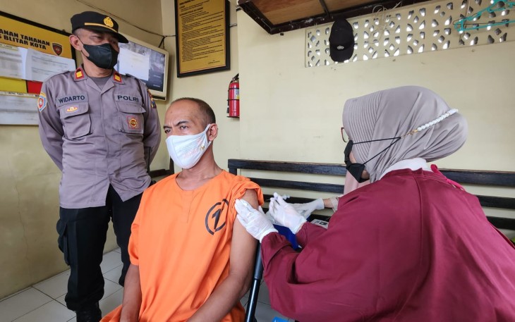 Tahanan Polres Blitar Kota mendapatkan vaksinasi Covid-19. Rabu (7/12)