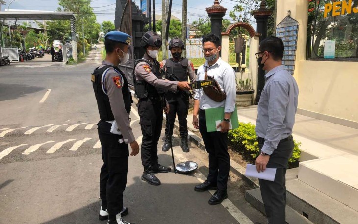 Perketat penjagaan dan pengecekan pengunjung di Mapolres Batu. Rabu (7/12)