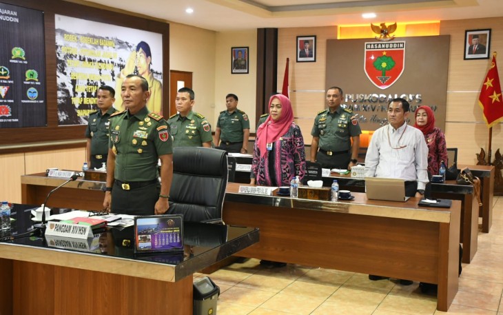 Pangdam Hasanuddin Mayjen TNI Dr. Totok Imam Santoso saat mengikuti pembukaan pelatihan Stunting bersama Kasad secara virtual. Rabu (7/12)