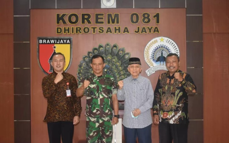 Danrem 081/DSJ Kolonel Inf Deni Rejeki foto bersama jajaran pengurus  Unmer Madiun 