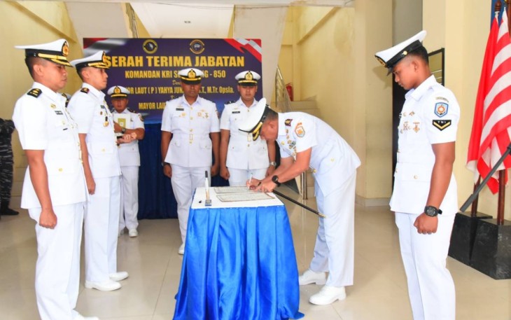 Dansatrol Lantamal XII Kolonel Laut (P) Erpandrio Trio W saat sertijab Komandan KRI Sembilang-850 di Pontianak, Sabtu (10/12)