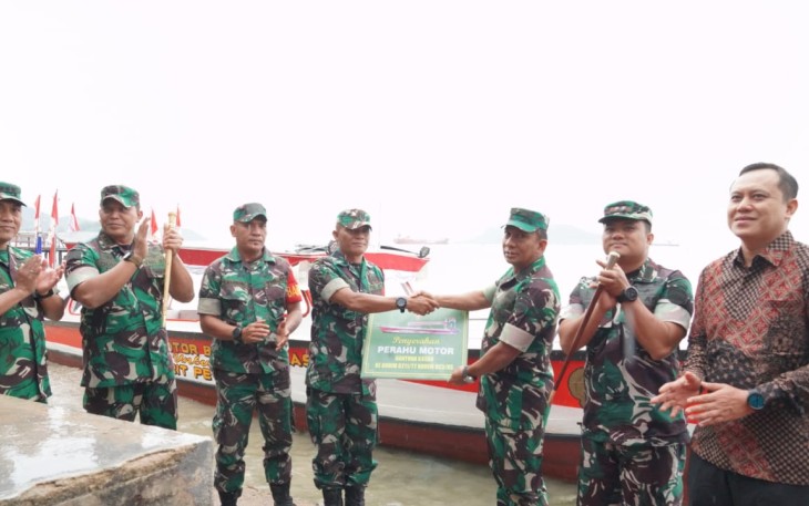 Kasdam I/BB Brigjen TNI Rifky Nawawi saat menyerahkan bantuan perahu motor Kasad