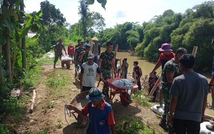 Gotong-royong pertebal isi tanggul sungai