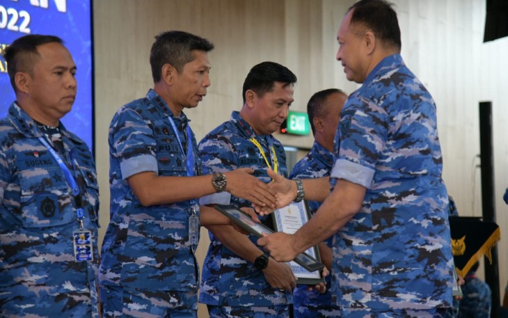 Danlanud Husein Sastranegara Kolonel Pnb I Gusti Putu Setia menerima penghargaan yang diberikan langsung Kasau Marsekal TNI Fadjar Prasetyo di Seskoau Lembang Bandung, Senin (12/12)