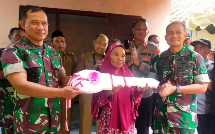 Danrem 081/DSJ Kolonel Inf Deni Rejeki saat menyerahkan kunci rumah program Kasad