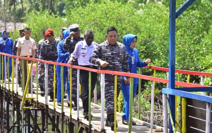 Pangkoarmada III Laksamana Muda TNI Irvansyah saat meninjau desa Katinim kampung bahari nusantara', Rabu (14/12)