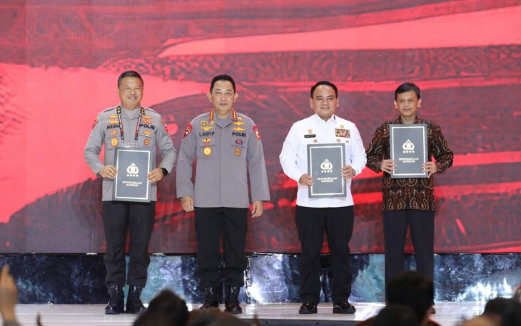 Sekjen Kemenkumham RI Komjen. Pol. Andap Budhi Revianto saat menerima penghargaan 