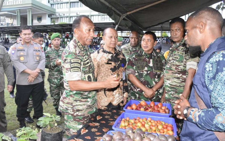 Pangdam Kasuari Mayjen TNI Gabriel Lema saat mengunjungi stand UMKM
