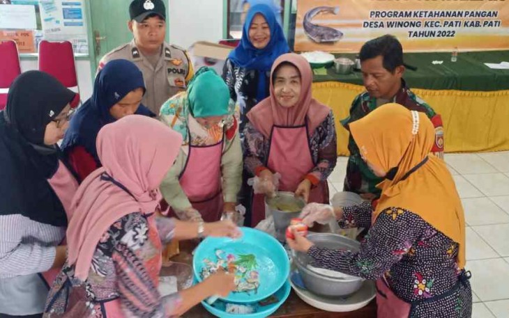 Semangat ibu-ibu dalam pelatihan pengilahan ikan lele 