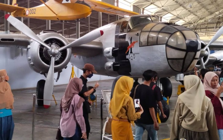 Pengunjung Muspusdirla saat menerima penjelasan koleksi museum 
