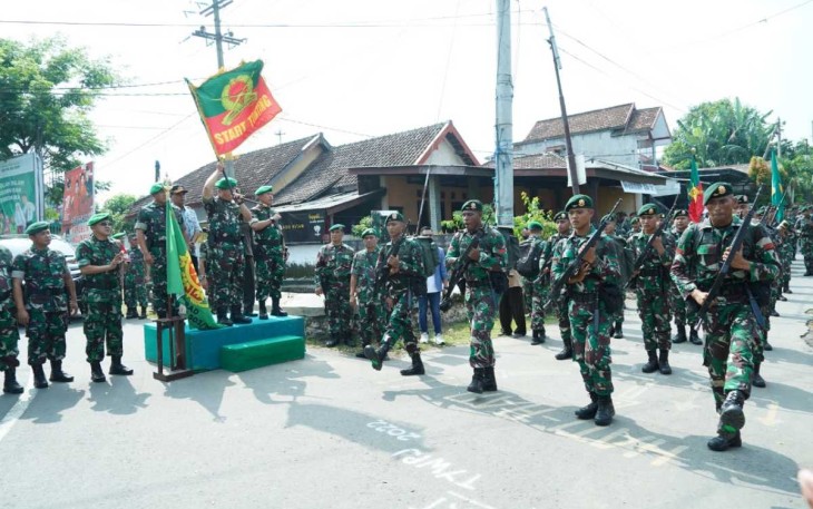 Pangdiv 2 Kostrad Mayjen TNI Syafrial saat melepas Mayjen TNI Syafrial saat melepas Pleton Beranting  Yudha Wastu Pramuka Jaya TA 2022 di Mojokerto, Minggu (18/12) 