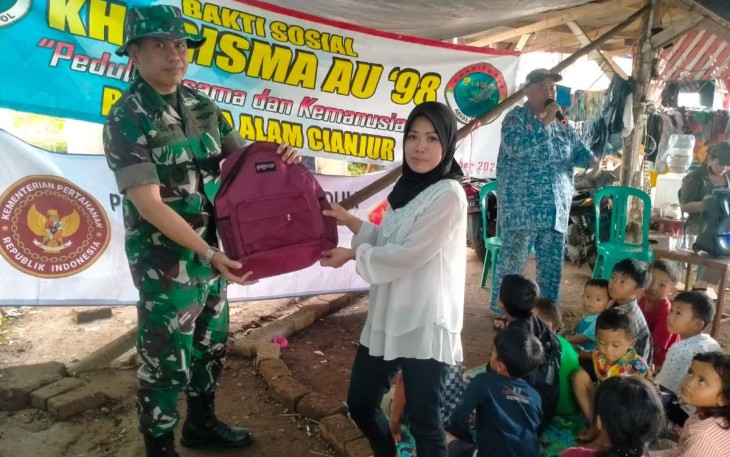 Penyerahan Bantuan Kemanusiaan Kharisma AU 98 