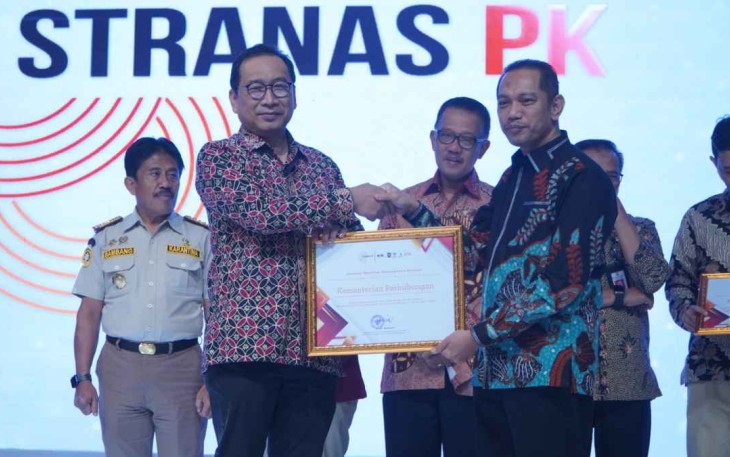 Dirjen perhubungan laut Arif Toha saat menerima piagam penghargaan KPK