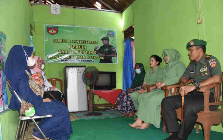 Danrem 073/Mkt saat mengunjungi warga dalam program stunting