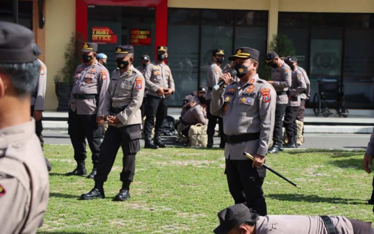 Kapolres Blitar Kota AKBP Argowiyono saat memberikan pengarahan apel pengamanan Pilkades, Rabu (21/12)