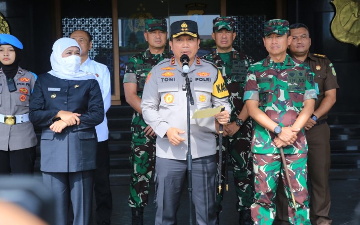 Kapolda Jatim Irjen Pol Toni Harmanto saat memberikan keterangan pers pengamanan Nataru, Operasi Lilin Semeru 2022, di Surabaya, Kamis (22/12)
