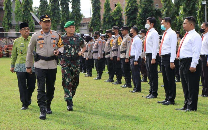 Dandim 0803/Madiun Letkol Inf Meina Helmi saat pengecekan pasukan gabungan operasi Lilin Semeru 2022