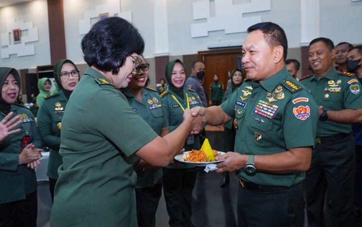 Kasad Jenderal TNI Dudung Abdurachman saat memberikan ucapan selamat di HUT Kowad Ke-61 