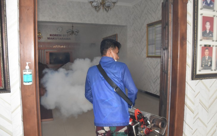 Pengasapan  lingkungan Makorem 073/Mkt cegah DBD