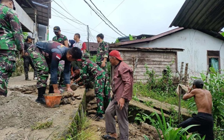 Perbaikan saluran air warga di perbatasan 