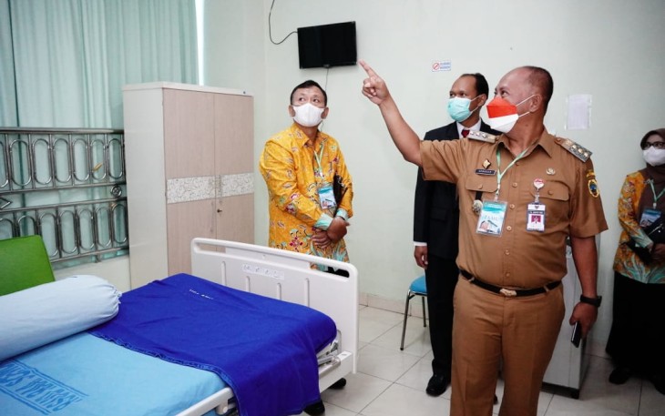 Pj Bupati Pati meninjau ruangan yang ada di RSUD RAA  Soewondo 