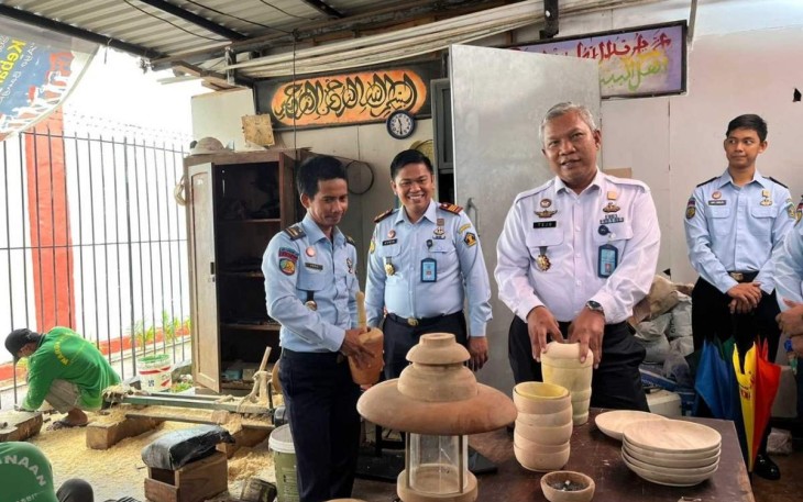 Tejo Harwanto saat melihat bengkel kerja warga binaan Lapas Rangkasbitung 