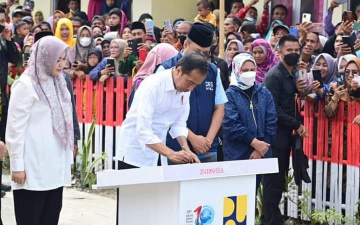 Presiden Jokowi saat meresmikan Huntap pasca bencana Seroja di desa Tambe Kecamatan Bolo, Kabupaten Bima, Provinsi NTB, Kamis (29/12)