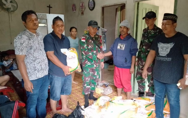 Satgas Yonif 645/Gty saat memberikan paket sembako untuk warga di perbatasan 