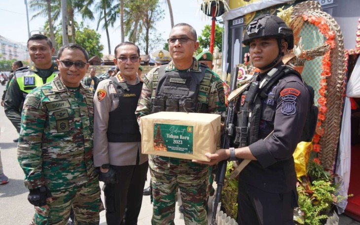 Danrem 163/Wira Satya Brigjen TNI Choirul Anam saat memberikan bingkisan personel pengamanan Tahun Baru 2023