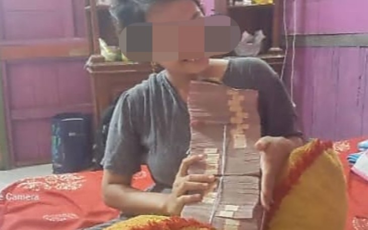 Wanita Pegang Segepok Uang, Diduga Istri Panitia Perades Plosorejo