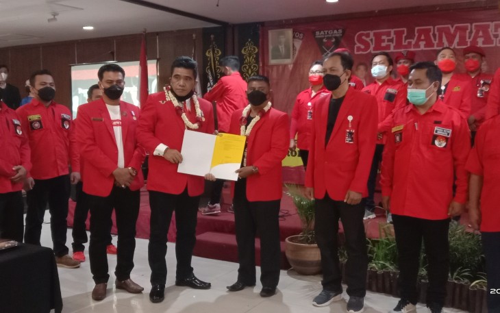 Penyerahan SK oleh Ketua PBB DPD Jatim kepada Ketua PBB DPC Malang Raya