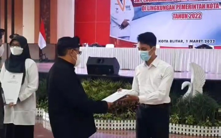 Walikota Santoso Saat Serahkan SK CPNS dan PPPK Guru ke Calon Pegawai