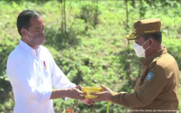 Gubernur Ansar, saat menyerahkan tanah dan air Kepri kepada Presiden Joko Widodo