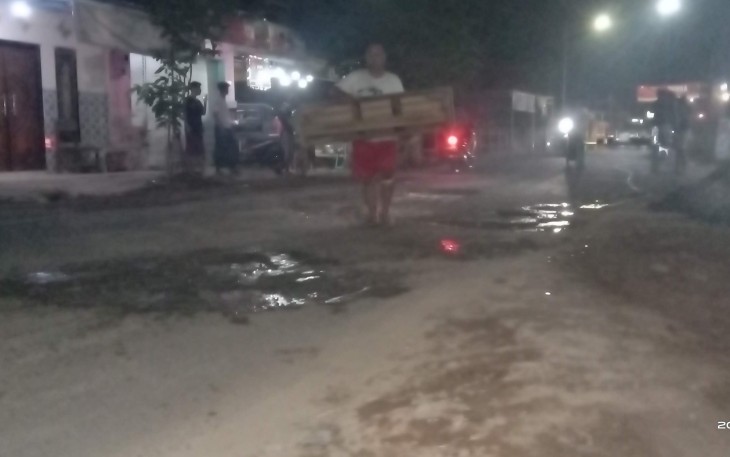 Gotong royong warga Gondanglegi tambal jalan berlubang
