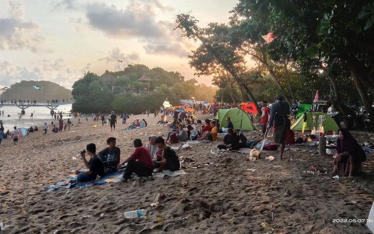Pengunjung wisata pantai Balekambang, Kabupaten Malang, Sabtu (7/5/2022)