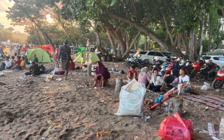 Pengunjung wisata pantai Balekambang, Kabupaten Malang, Sabtu (7/5/2022)