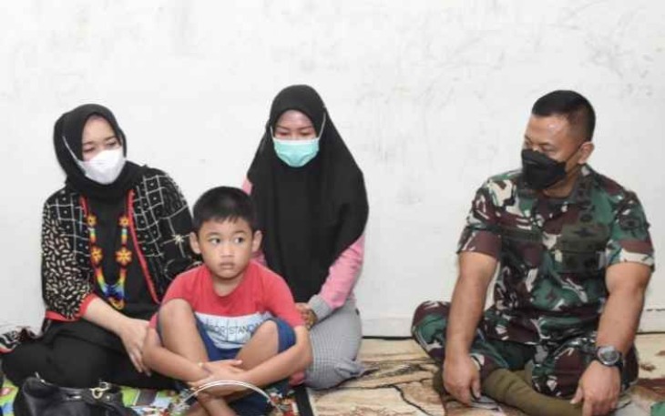 Pangdam Jaya bersama istri dan anak almarhum Koptu Jarot Budi Utomo di kediamannya Serpong Tangerang. Sabtu (07/05/2022)