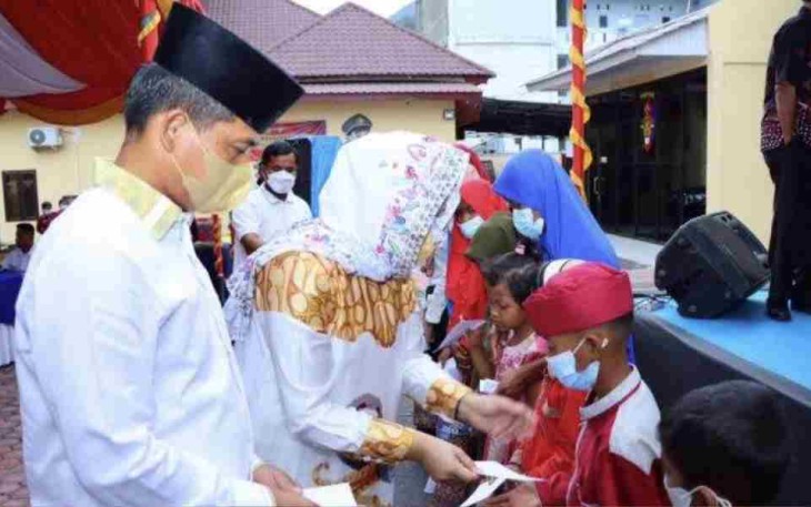 Kapolres Samosir saat halalbihalal memberikan santunan anak yatim. Rabu (11/06/2022)